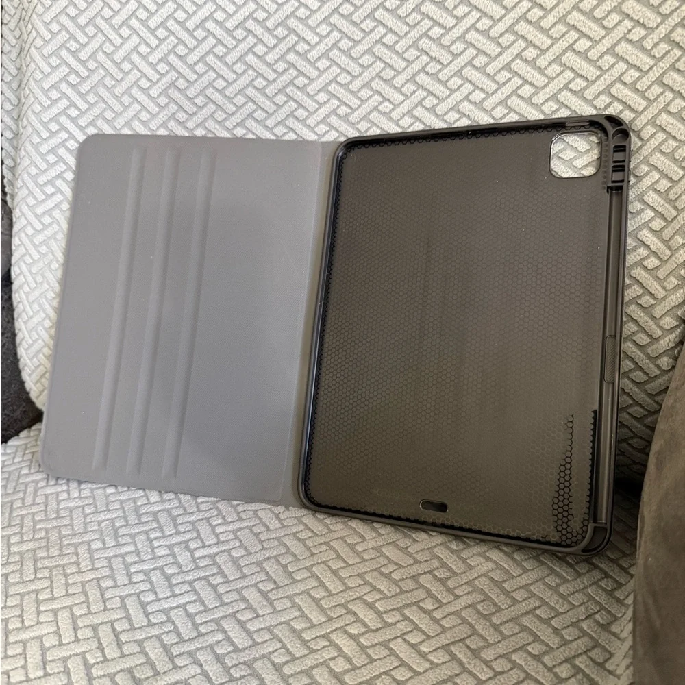 Pooh Tablet Case - Black